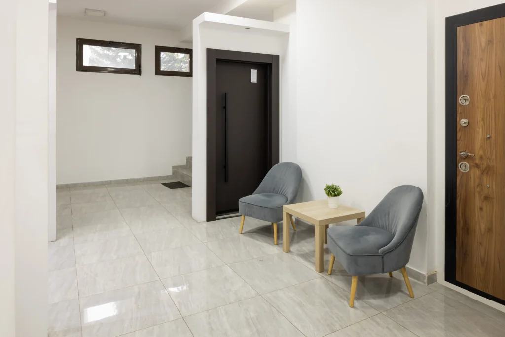 Crna vrata u enterijeru – Simbol moderne arhitekture