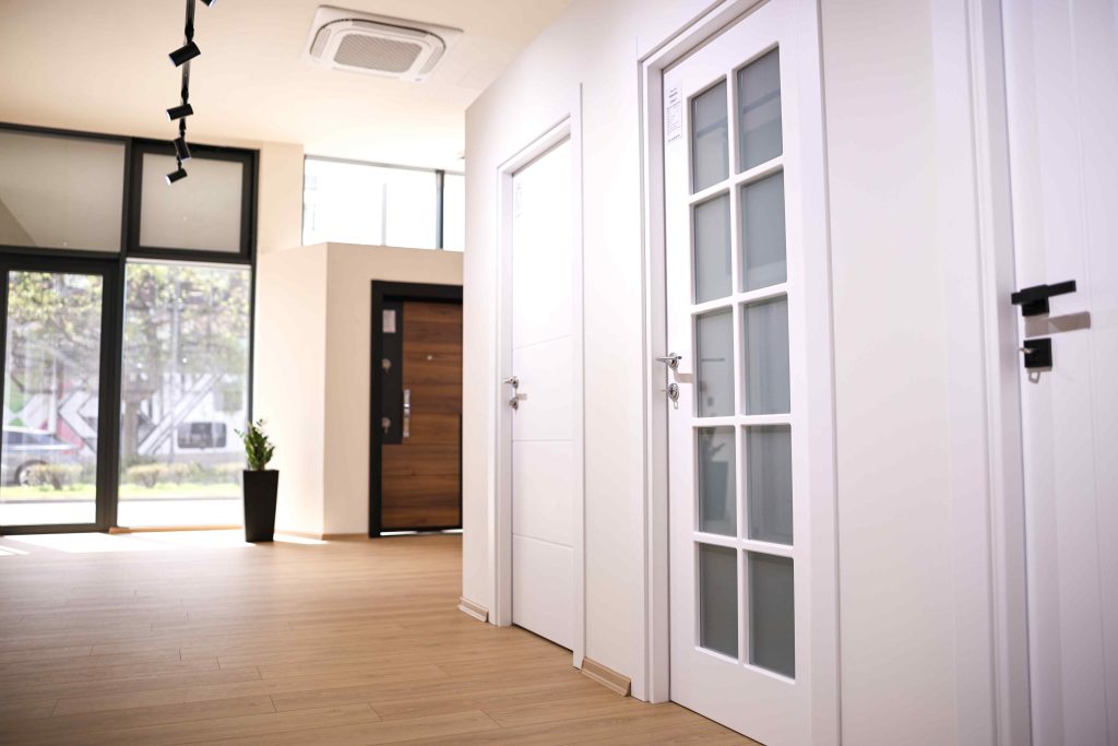 Kada se najviše isplati kupovina vrata? – Vodič kroz akcije, sezonu i isporuku