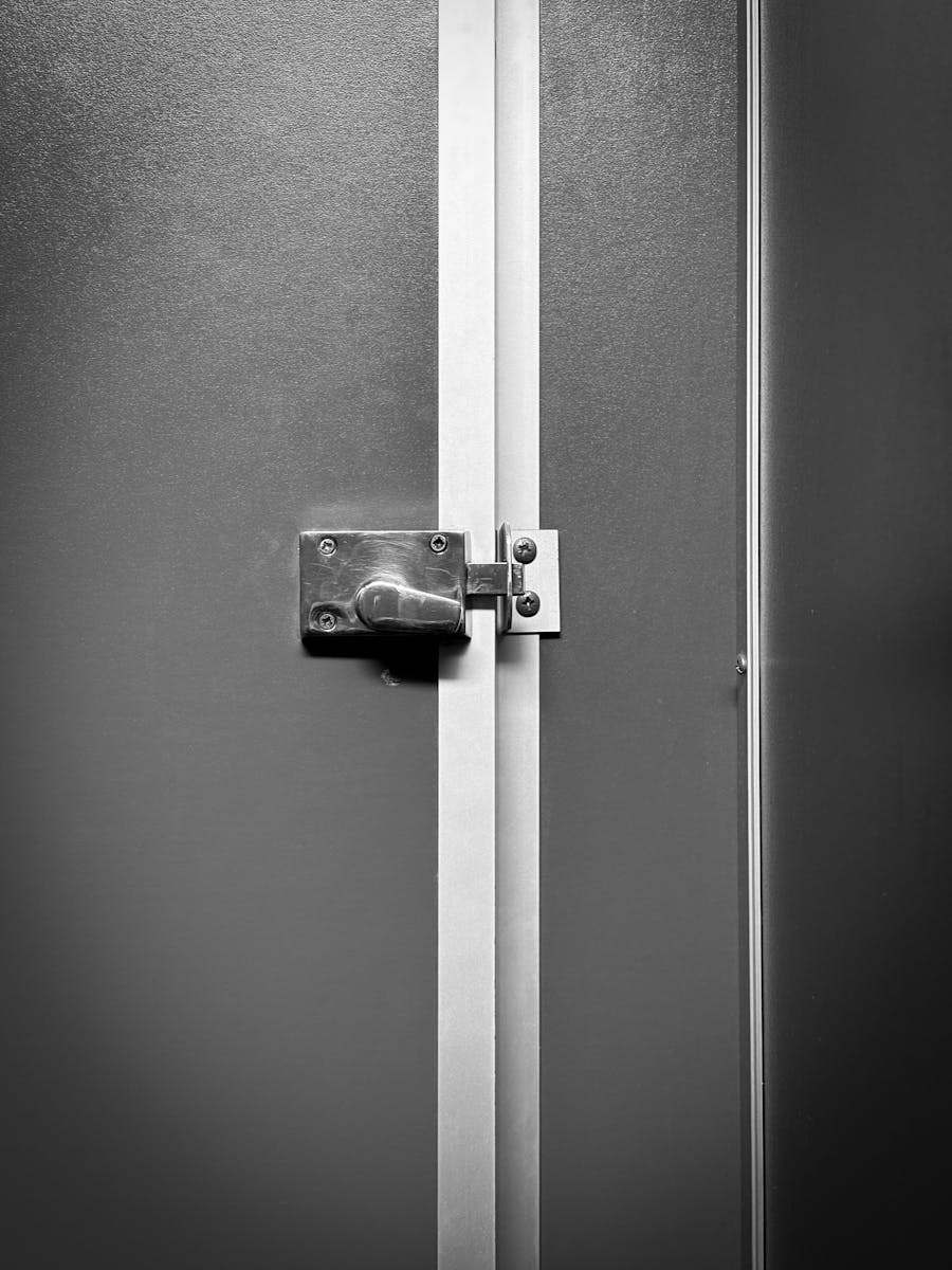 Dilatacija materijala vrata – Promene temperature, zašto se vrata „čuju“ i kako to rešiti?