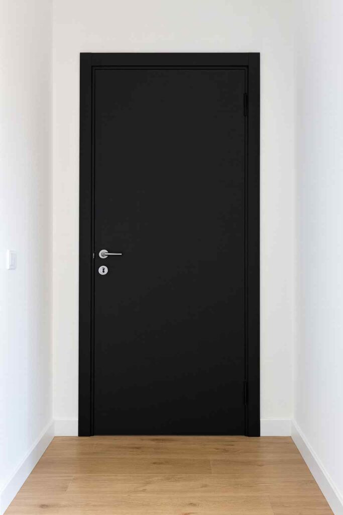 Crna vrata u enterijeru – Simbol moderne arhitekture
