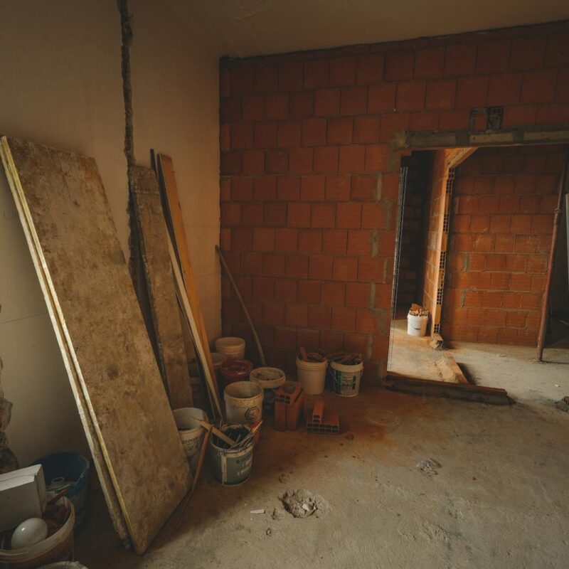 Kada je najbolje da renovirate stan? - Šta stanje ulaznih vrata govori o stanu